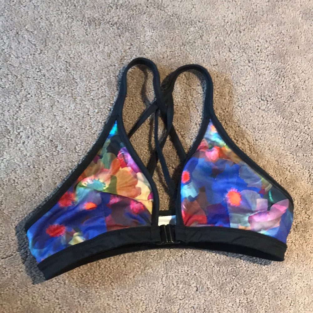 Front-clasp flower sports bra